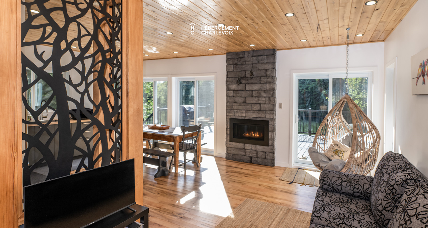 NAF-256 - Cottage on the edge of a lake with trail, waterfall and pond